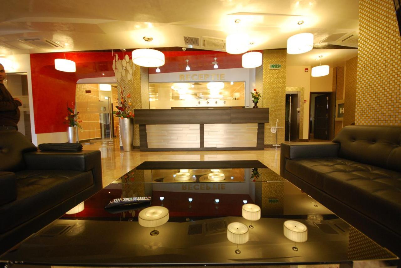 Hotel Grandis Apulum Mioveni Kültér fotó
